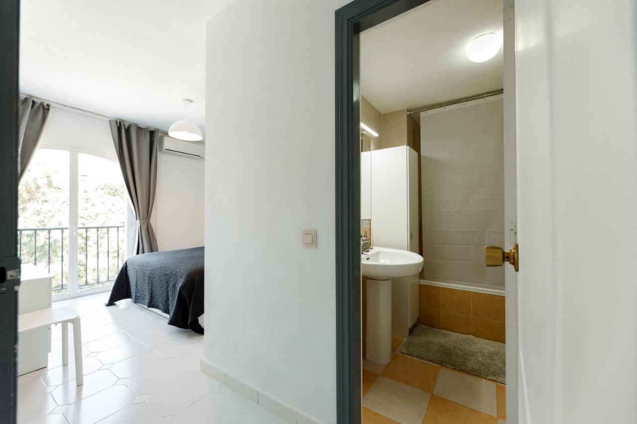 Spacious 2-Bedroom Apartment With Free Parking Sitio de Calahonda ภายนอก รูปภาพ