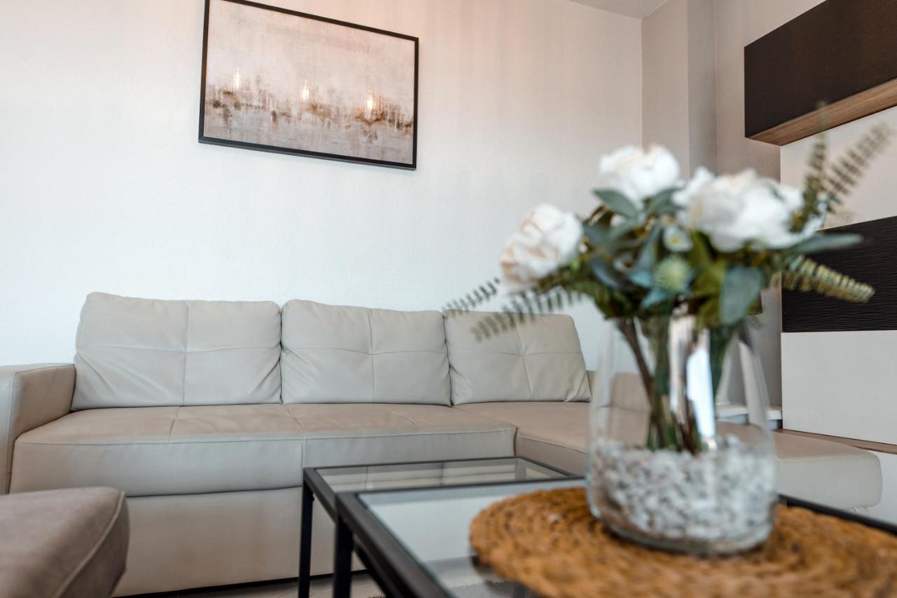 Spacious 2-Bedroom Apartment With Free Parking Sitio de Calahonda ภายนอก รูปภาพ