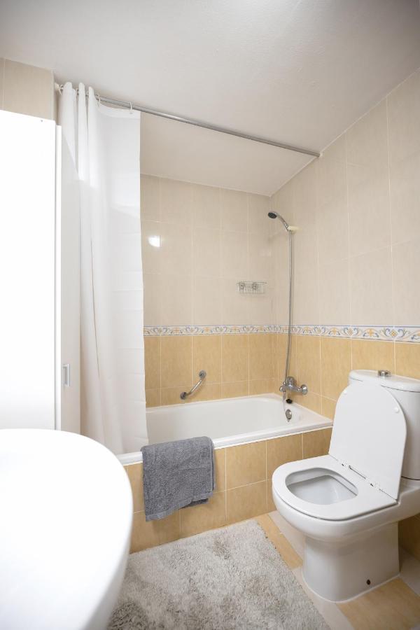 Spacious 2-Bedroom Apartment With Free Parking Sitio de Calahonda ภายนอก รูปภาพ