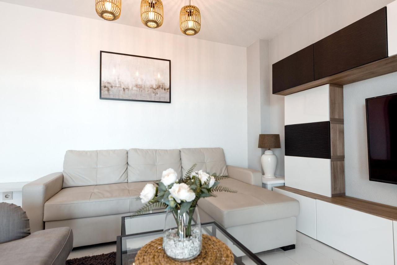 Spacious 2-Bedroom Apartment With Free Parking Sitio de Calahonda ภายนอก รูปภาพ